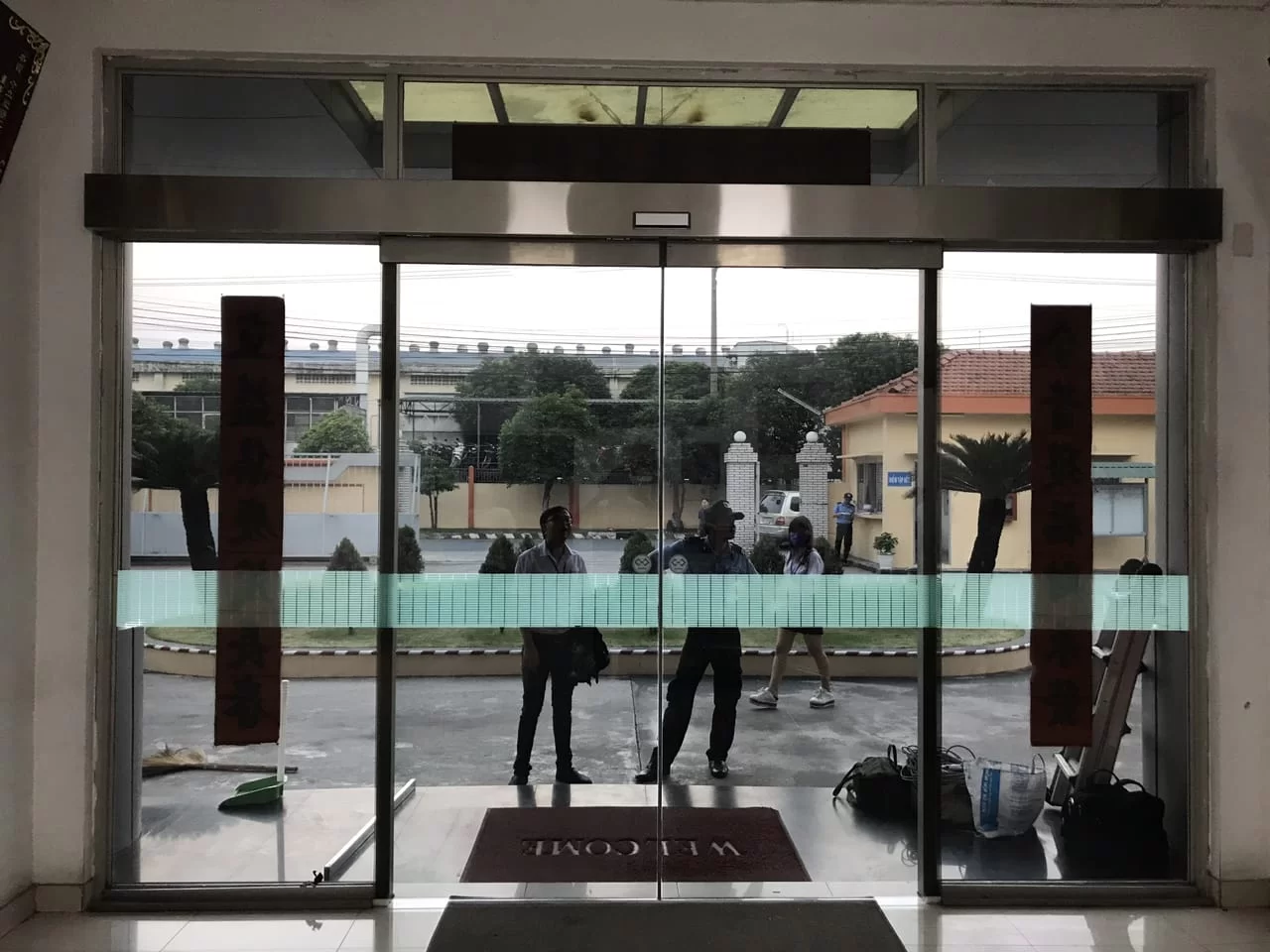 Cửa lùa tự động cho văn phòng và tòa nhà