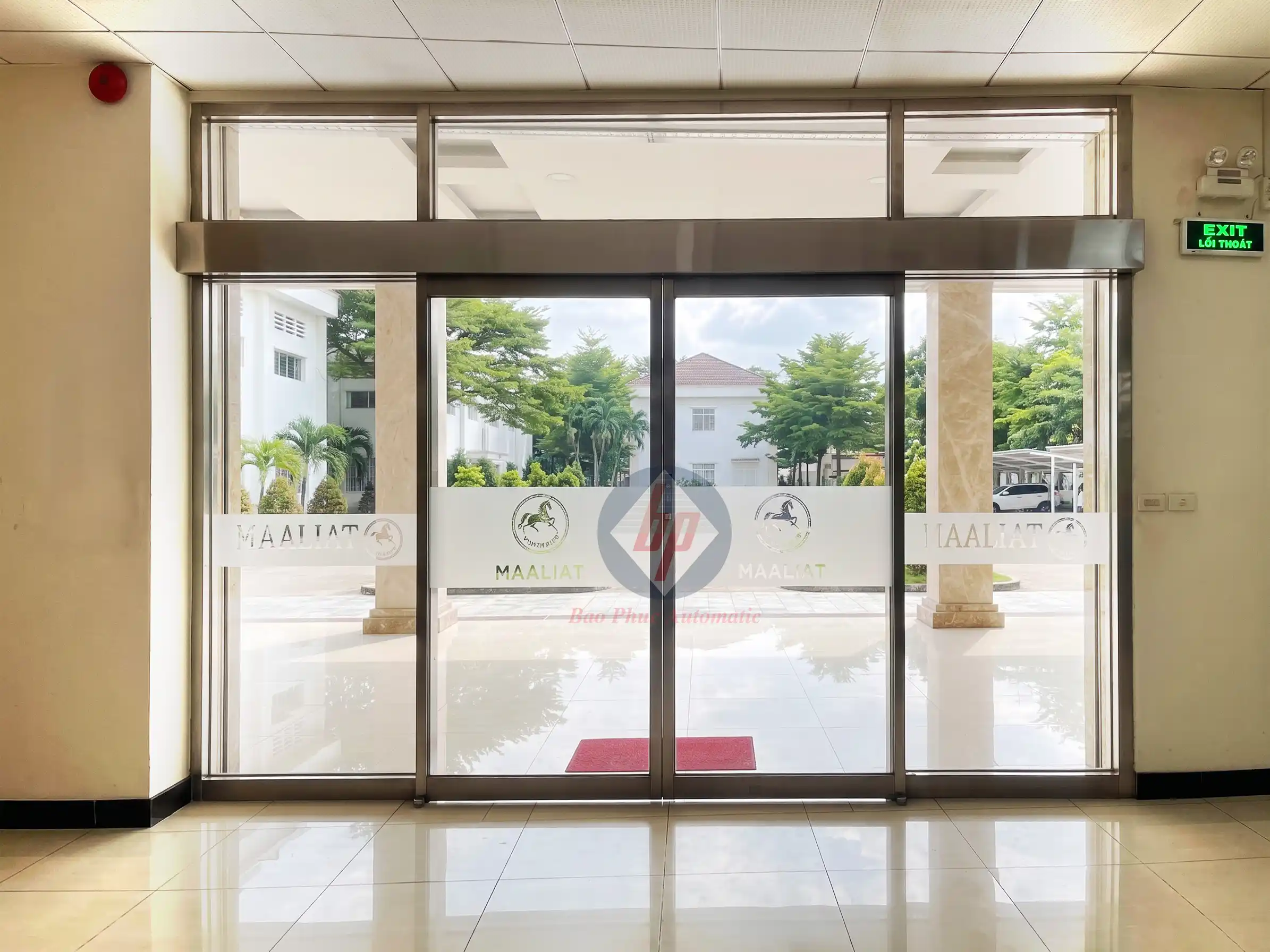 Cửa trượt tự động KTH K2 lắp đặt thực tế tại siêu thị Việt Nam