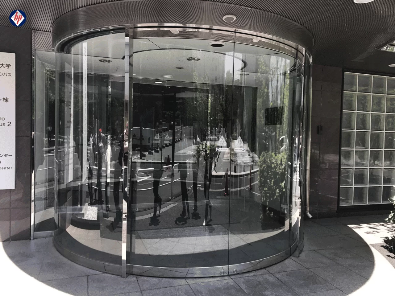 Cửa xoay tròn tự động