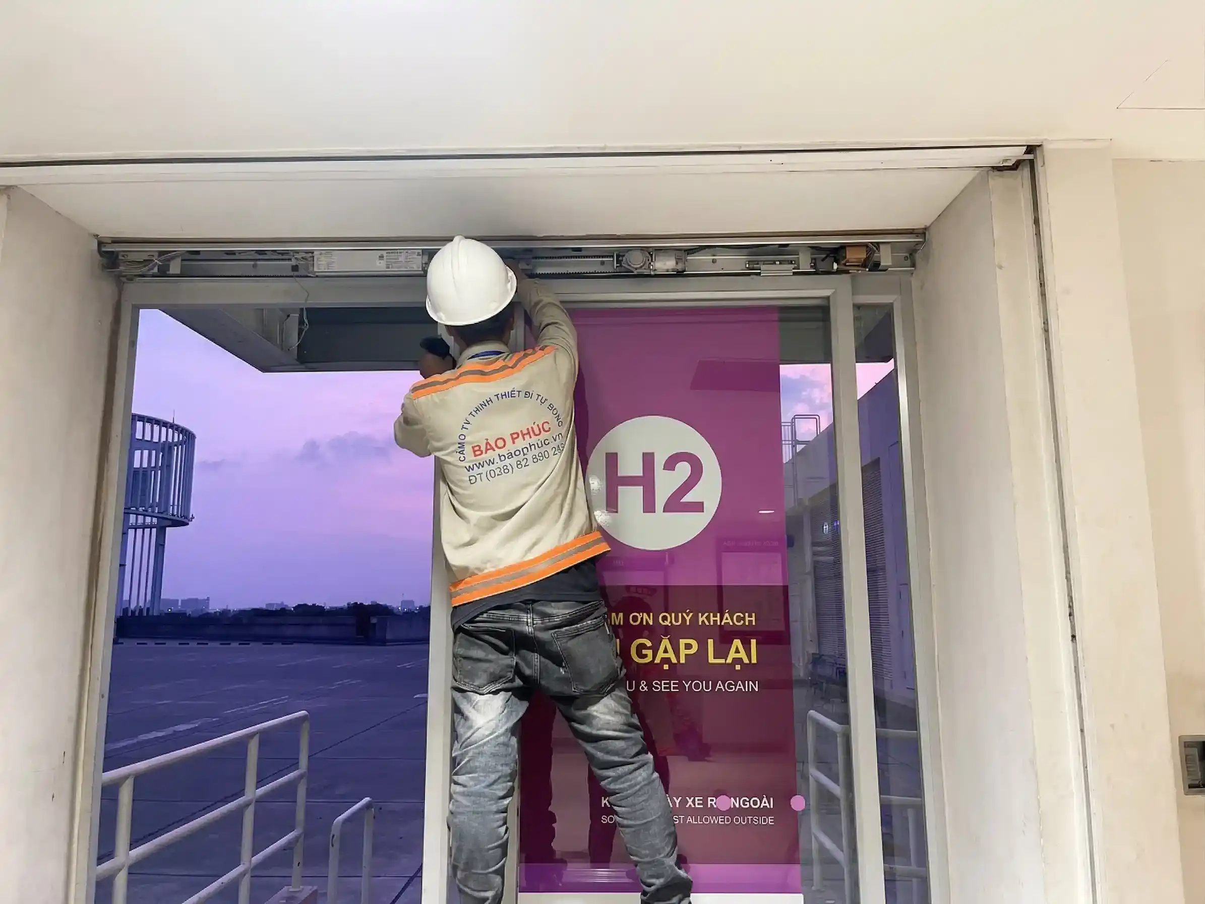 Đội ngũ kỹ thuật Bảo Phúc lắp đặt cửa tự động siêu thị chuyên nghiệp tại TP.HCM