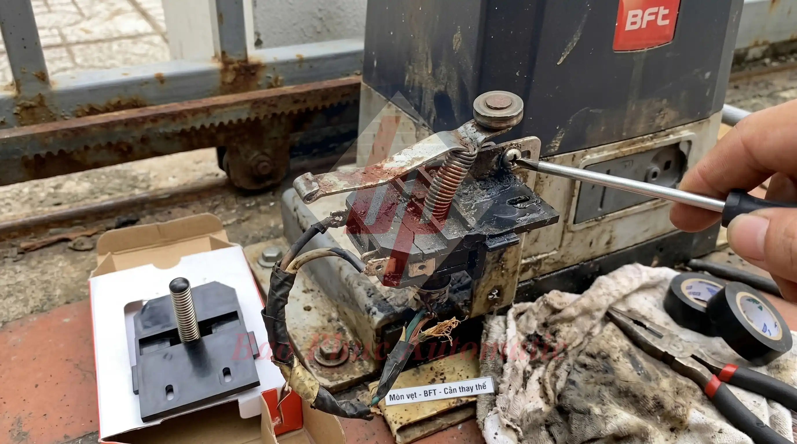 Limit switch (công tắc hành trình) cổng tự động bị mòn cần thay thế