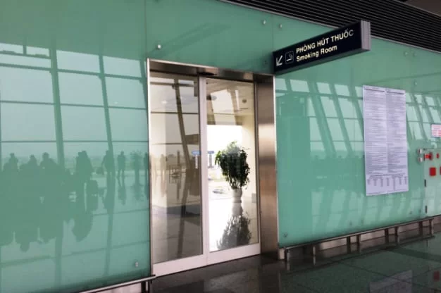 Phòng hút thuốc sử dụng cửa tự động Nabco
