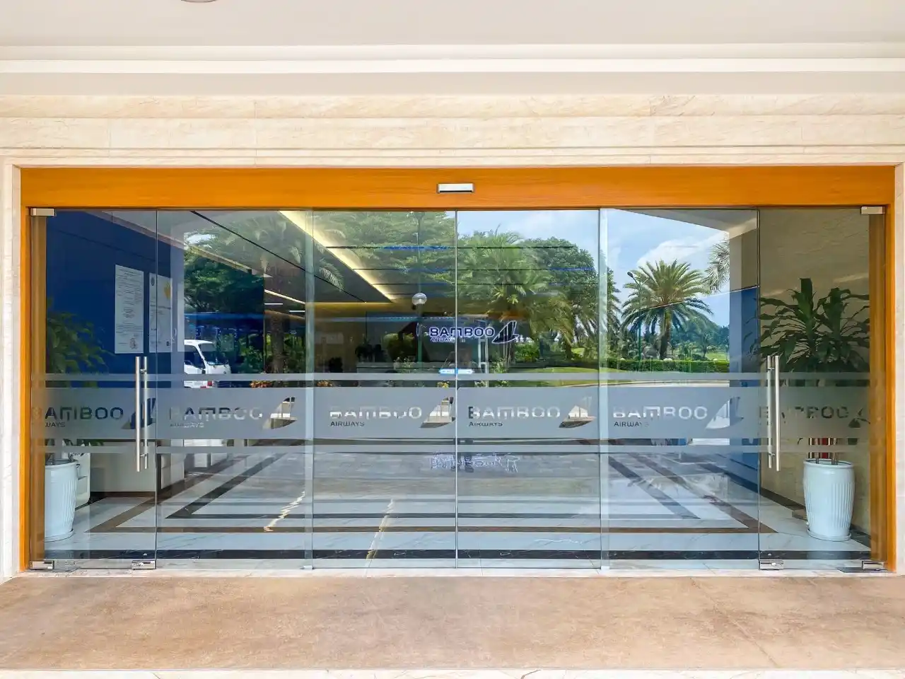 so-sanh-cua-tu-dong-va-cua-truyen-thong (1)