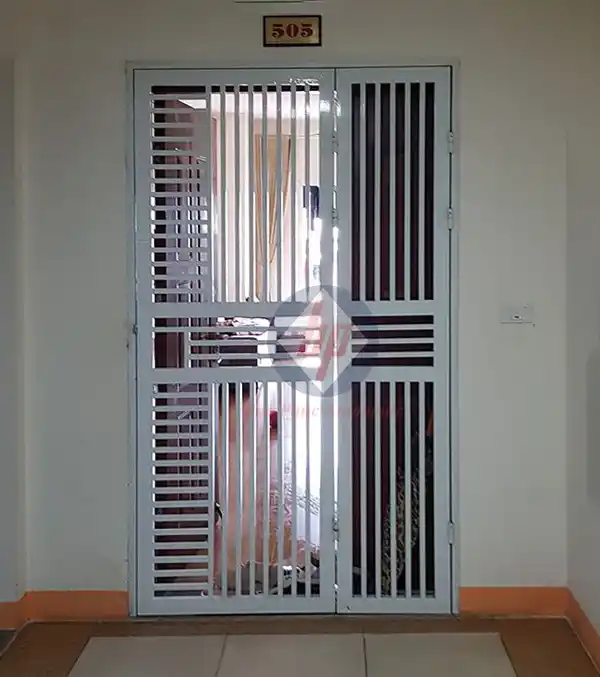 so-sanh-cua-tu-dong-va-cua-truyen-thong