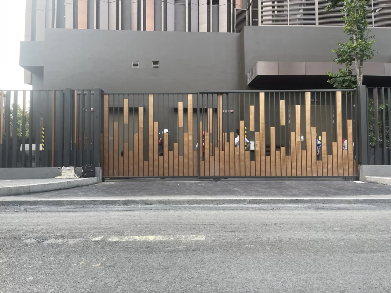 Cổng trượt tự động tại khu công nghiệp