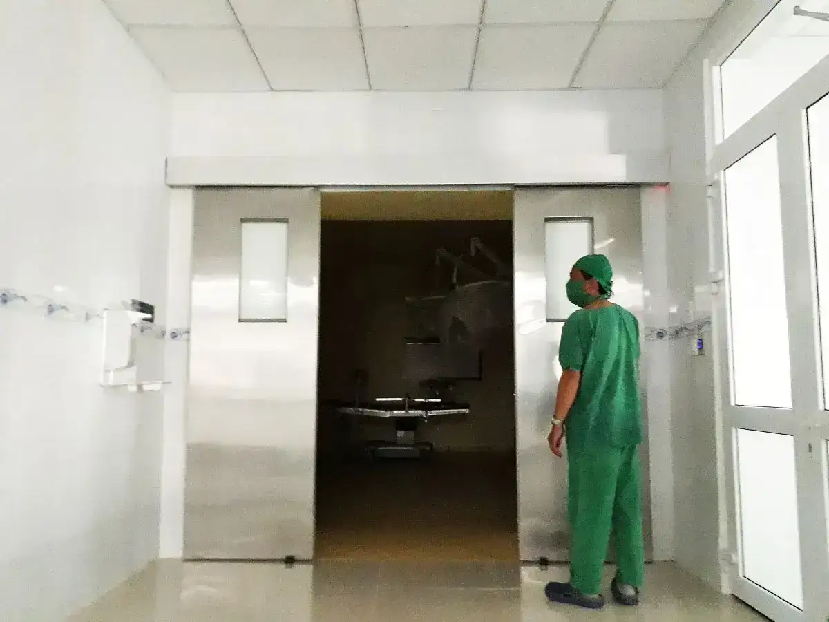 Cửa bệnh viện KTH