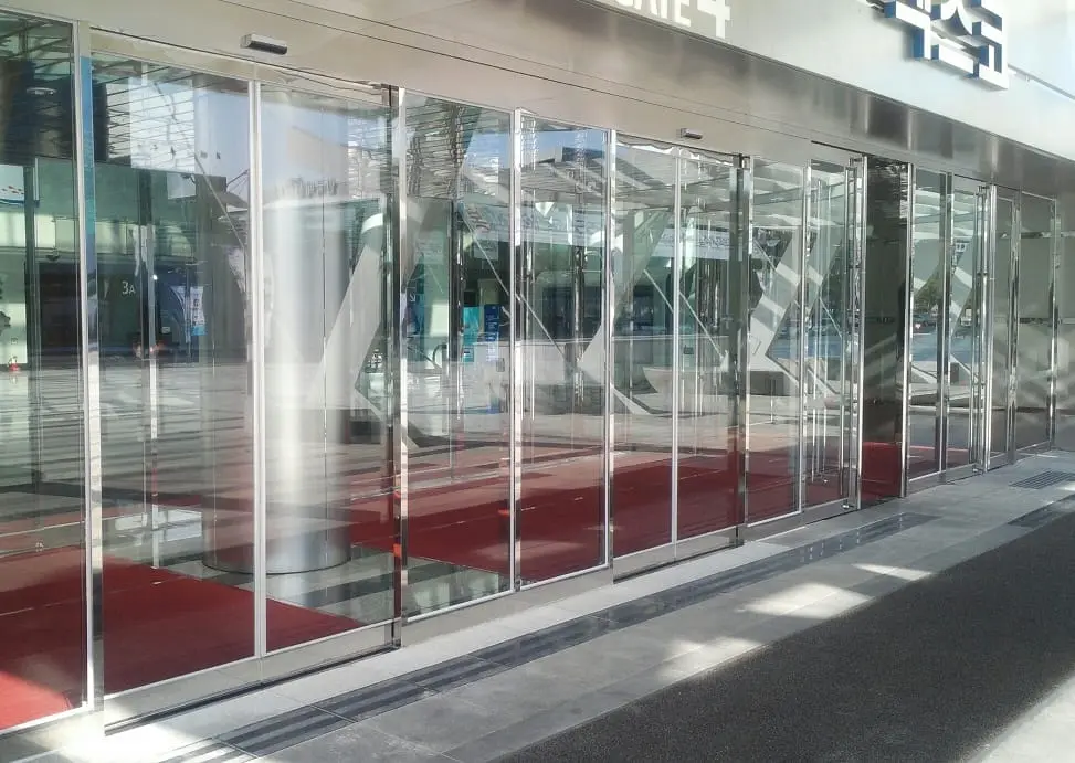 Cửa trượt tự động kính cường lực lắp đặt tại TP.HCM
